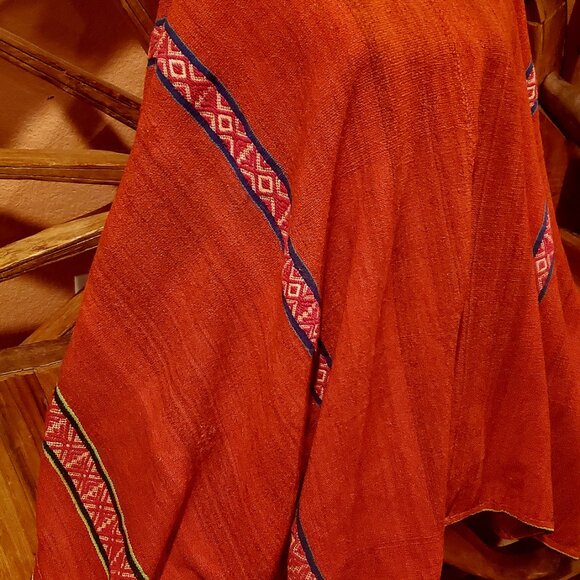Antique Poncho Tierra del Fuego – Traditional Red Handwoven Textile for Outdoor - Picture 2 of 5